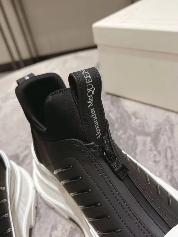 👟👟Ex-factory price 600👟👟 Men's size +10 2023 McQueen classic hot style, top version! ALEXANDERAIexanderMcQUEEN✅ has been certified. The latest 2023 counters will be launched at the same time, international T stage catwalk models. 💯Purchased from top ZP, the original version is 1:1 customized, perfectly reproduced, embellished with waterproof zippers on off-road inspired clothing, with imported anti-wear super soft sock cuffs, 3D glue bright strips, excellent comfort, outsole: original TPU double-layer combination outsole. Fabric: Imported silk cow leather Lining: Imported super soft Lycra/space cloth Foot pads: Imported silk sheepskin Size: 35-40 for women, 39-45 for men. Color: all black, black and white, all white, (add 10 for men’s model)